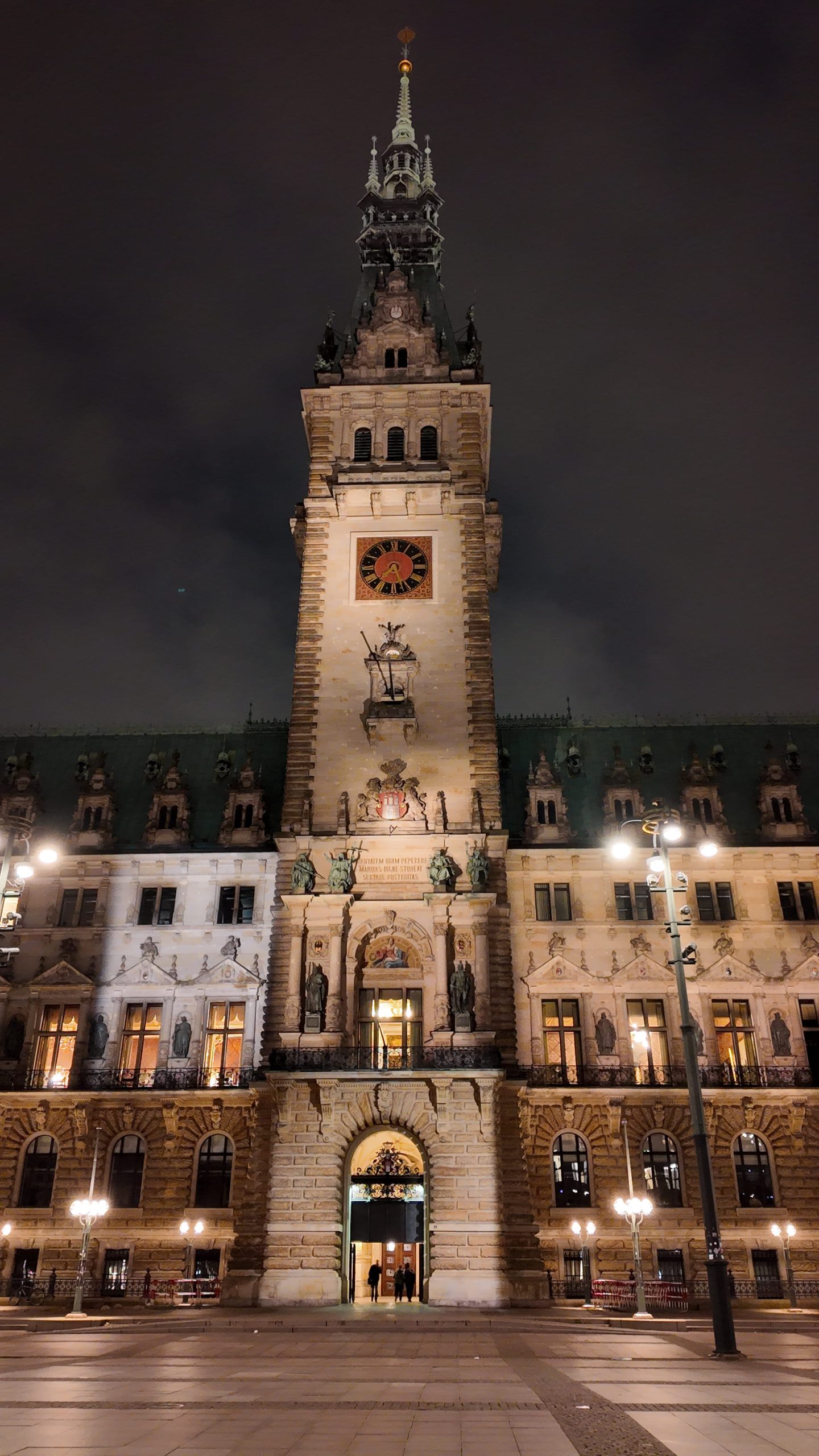 Hamburger Rathaus bei Nacht